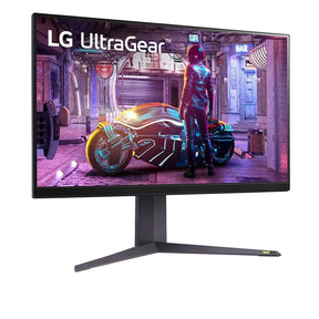 LG 32GQ850-B Monitor előlnézetben enyhén jobbra fordítva, talpon. A kijelzőn cyberpunk pillanatkép és lg ultragear logó.