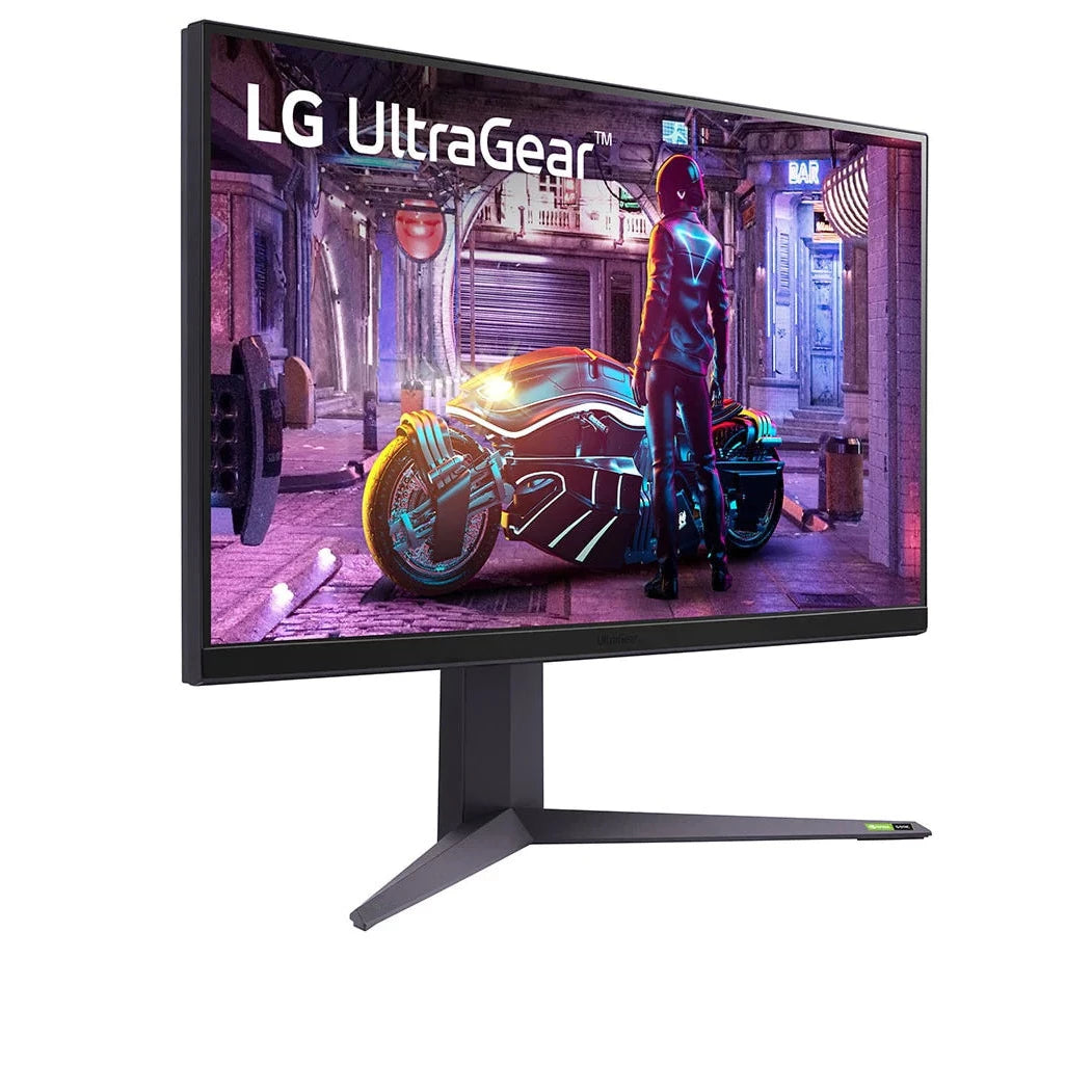 LG 32GQ85X-B Monitor előlnézetben jobbra fordítva, talpon. A kijelzőn cyberpunk pillanatkép és lg ultragear logó.