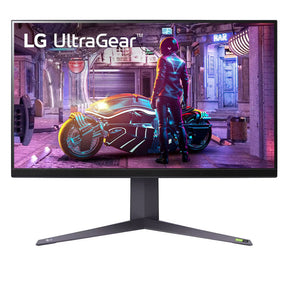 LG 32GQ85X-B Monitor előlnézetben, talpon. A kijelzőn cyberpunk pillanatkép és lg ultragear logó.