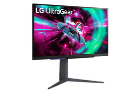 LG 32GR93U-B 4K Gaming monitor előlnézetben talpon, enyhén jobbra fordítva. A kijelzőn ultragear logó és zöldes lila színekben száguldó űrhajó.