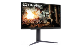 LG 32GS75Q-B Monitor előlnézetben enyhén jobbra fordítva, talpon. A kijelzőn RPG játék pillanatkép és ultragear logó.