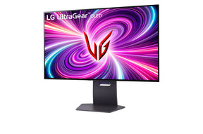 LG 32GS94UX-B Monitor előlnézetben talpon, enyhén balra fordítva. A kijelzőn lg ultragear oled logó és kékes lila absztrakt fénycsóvák.