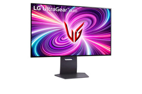 LG 32GS94UX-B Monitor előlnézetben talpon, enyhén jobbra fordítva. A kijelzőn lg ultragear oled logó és kékes lila absztrakt fénycsóvák.