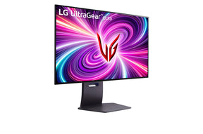 LG 32GS95UE-B Monitor előlnézetben talpon, jobbra fordítva. A kijelzőn lg ultragear oled logó és kékes lila absztrakt fénycsóvák.