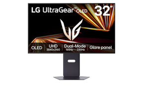 LG 32GX850A-B Monitor előlnézetben talpon. A kijelzőn a főbb paraméterek értékei és lg ultragear oled logó.