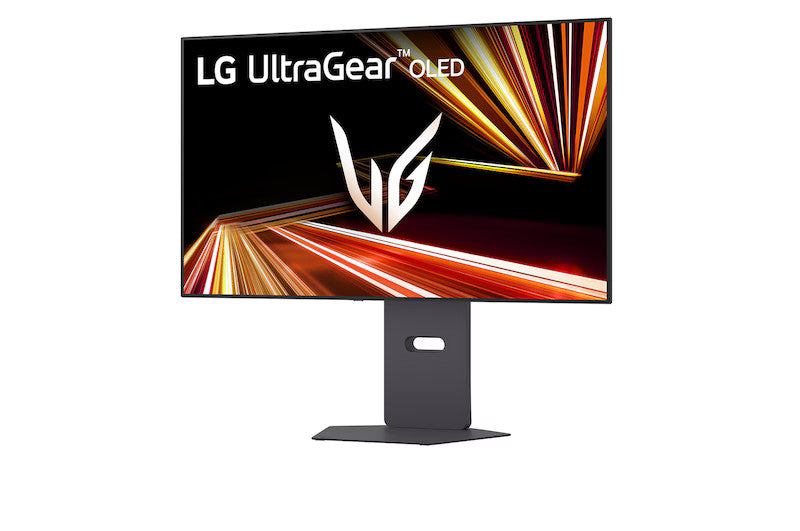 LG 32GX870A-B Monitor előlnézetben talpon, enyhén balra fordítva. A kijelzőn sárgás piros absztrakt ábra és lg ultragear oled logó.