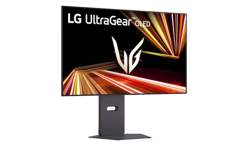 LG 32GX870A-B Monitor előlnézetben talpon, enyhén jobbra fordítva. A kijelzőn sárgás piros absztrakt ábra és lg ultragear oled logó.