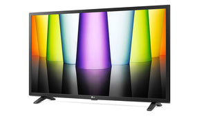 LG 32LQ630B Smart TV előlnézetben talpon, enyhén balra fordítva. A kijelzőn színesárnyalatok és árnyékok.