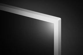 LG 32LQ6380 fehér Smart TV kávája közelről.