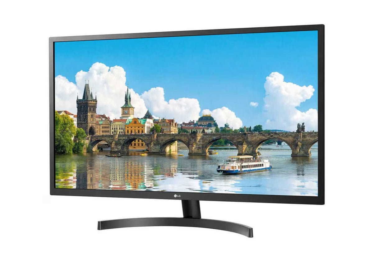 LG 32MN500M-B Monitor előlnézetben enyhén balra fordítva, talpon. A kijelzőn festmény egy folyót átívelő hídról a város mellett.