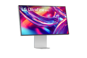 LG 32U990A-S Monitor előlnézetben talpon, enyhén jobbra fordítva. A kijelzőn kékes lila absztrakt ábra és lg ultrafine evo logó.