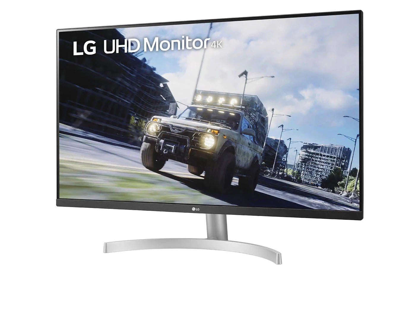 LG 32UN500-W Monitor előlnézetben enyhén balra fordítva, talpon. A kijelzőn terepjáró száguld az úton romos városban és lg uhd monitor logó.