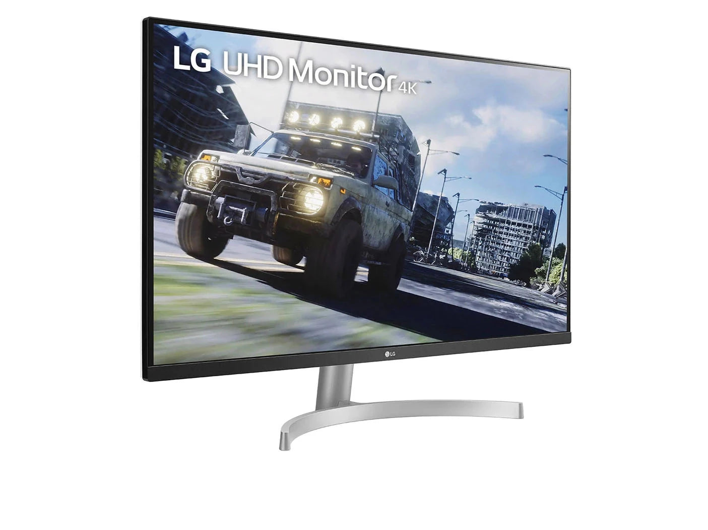 LG 32UN500-W Monitor előlnézetben jobbra fordítva, talpon. A kijelzőn terepjáró száguld az úton romos városban és lg uhd monitor logó.