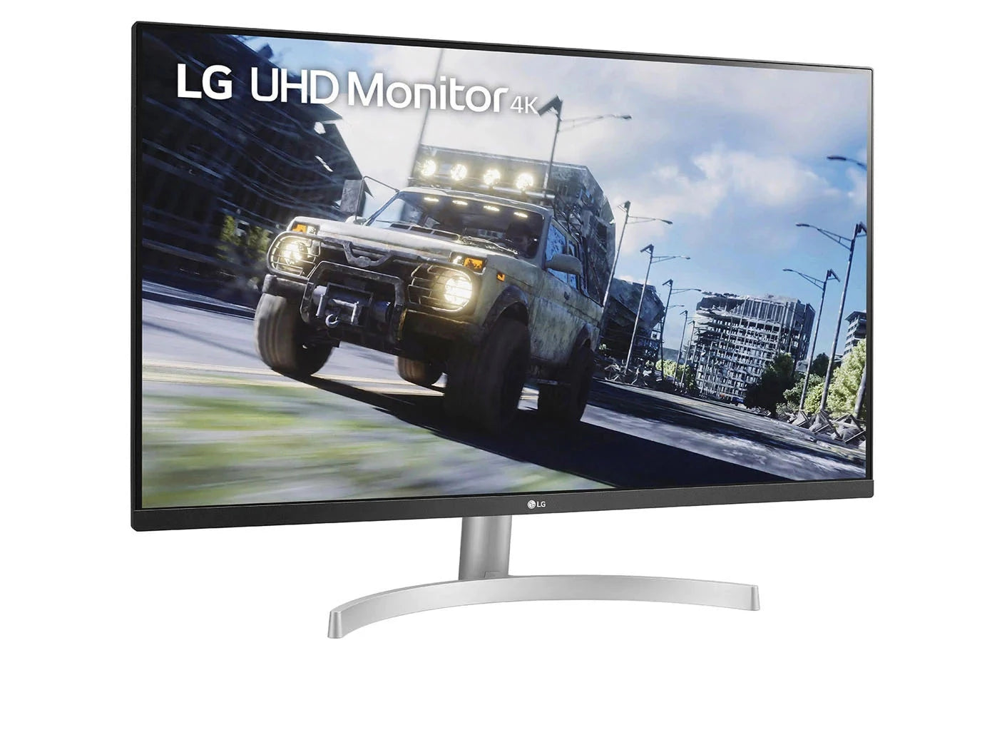 LG 32UN500-W Monitor előlnézetben enyhén jobbra fordítva, talpon. A kijelzőn terepjáró száguld az úton romos városban és lg uhd monitor logó.