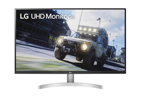 LG 32UN500-W Monitor előlnézetben, talpon. A kijelzőn terepjáró száguld az úton romos városban és lg uhd monitor logó.