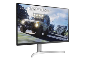 LG 32UN550-W Monitor előlnézetben jobbra fordítva, talpon. A kijelzőn terepjáró száguld az úton romos városban és lg uhd monitor logó.