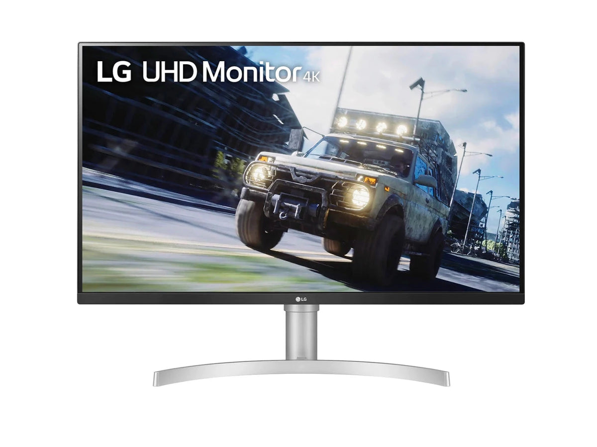 LG 32UN550-W Monitor előlnézetben, talpon. A kijelzőn terepjáró száguld az úton romos városban és lg uhd monitor logó.