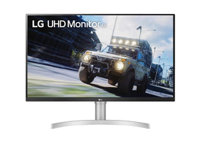 LG 32UN550-W Monitor előlnézetben, talpon. A kijelzőn terepjáró száguld az úton romos városban és lg uhd monitor logó.