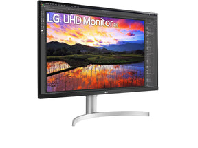 LG 32UN650-W Monitor előlnézetben jobbra fordítva, talpon. A kijelzőn egy farm tájképe photoshopban szerkesztve és lg uhd monitor logó.