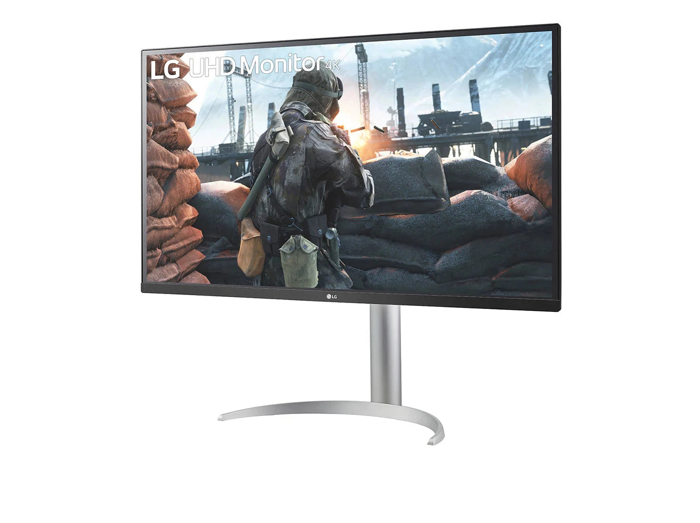 LG 32UP550-W Monitor előlnézetben enyhén balra fordítva, talpon. A kijelzőn háborús fps játék pillanatkép és lg uhd monitor logó.