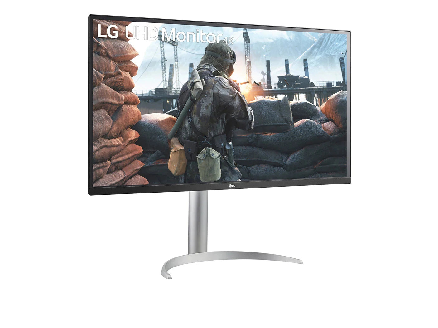 LG 32UP55NP-W Monitor előlnézetben enyhén jobbra fordítva, talpon. A kijelzőn háborús fps játék pillanatkép és lg uhd monitor logó.