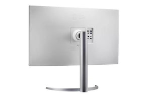 LG 32UQ750-W Monitor hátulnézetben enyhén blara fordítva, talpon.