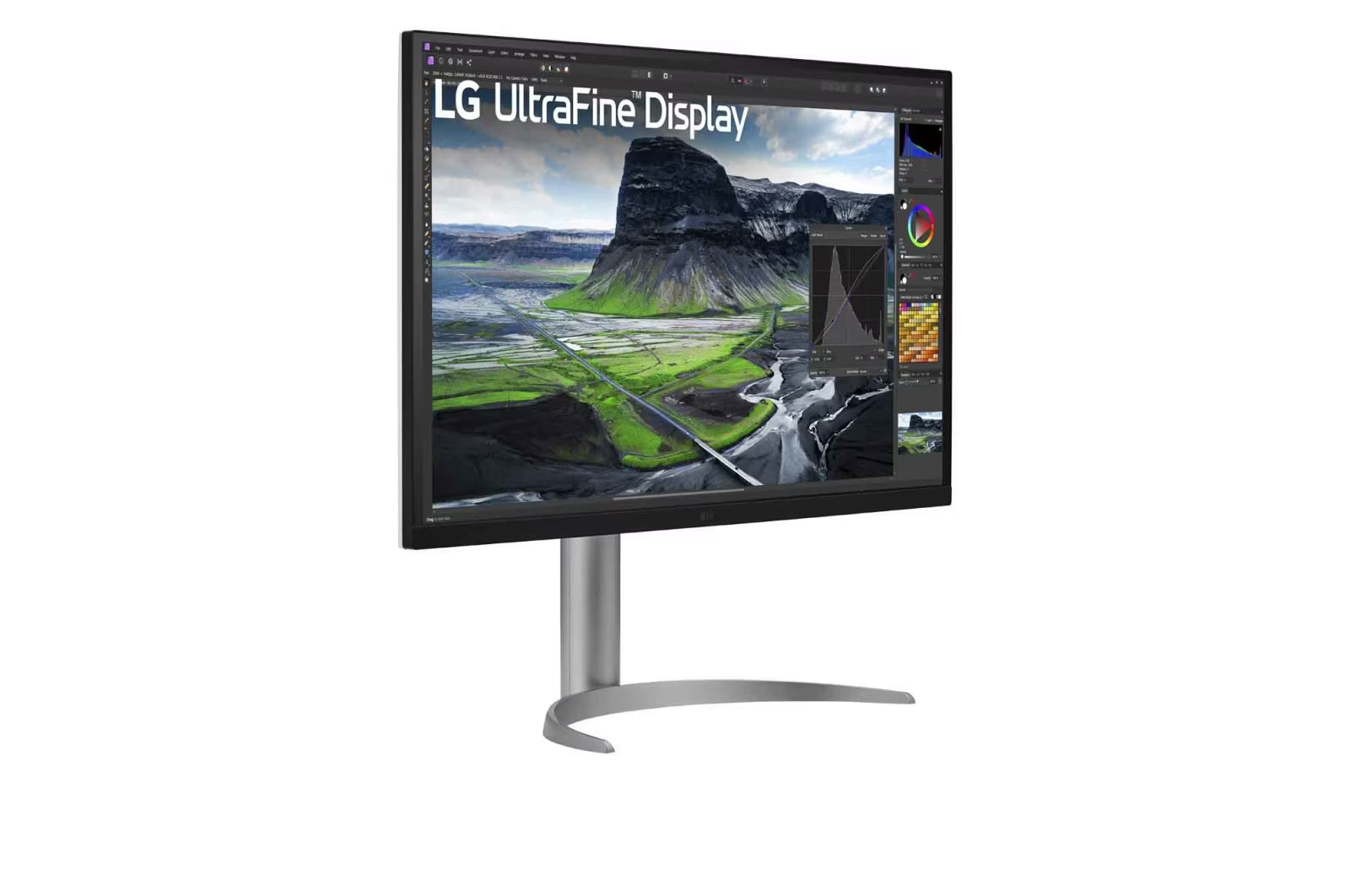 LG 32UQ850V-W Monior előlnézetben talpon, jobbra elfordítva. A kijelzőn photoshop munkafolyamat és lg ultrafine logó.