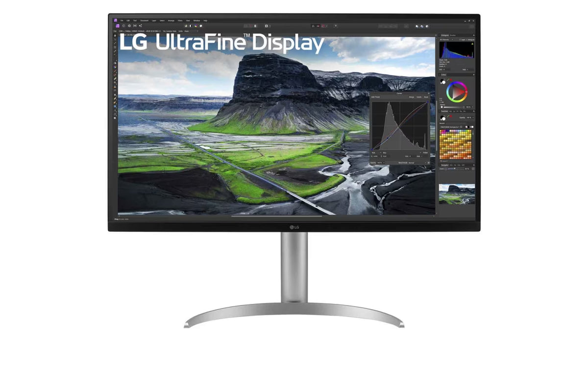 LG 32UQ850V-W Monior előlnézetben talpon. A kijelzőn photoshop munkafolyamat és lg ultrafine logó.