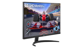 LG 32UR500K-W Monitor előlnézetben  jobbra fordítva, talpon. A képernyőn forma 1 szimulátor és lg uhd logó.