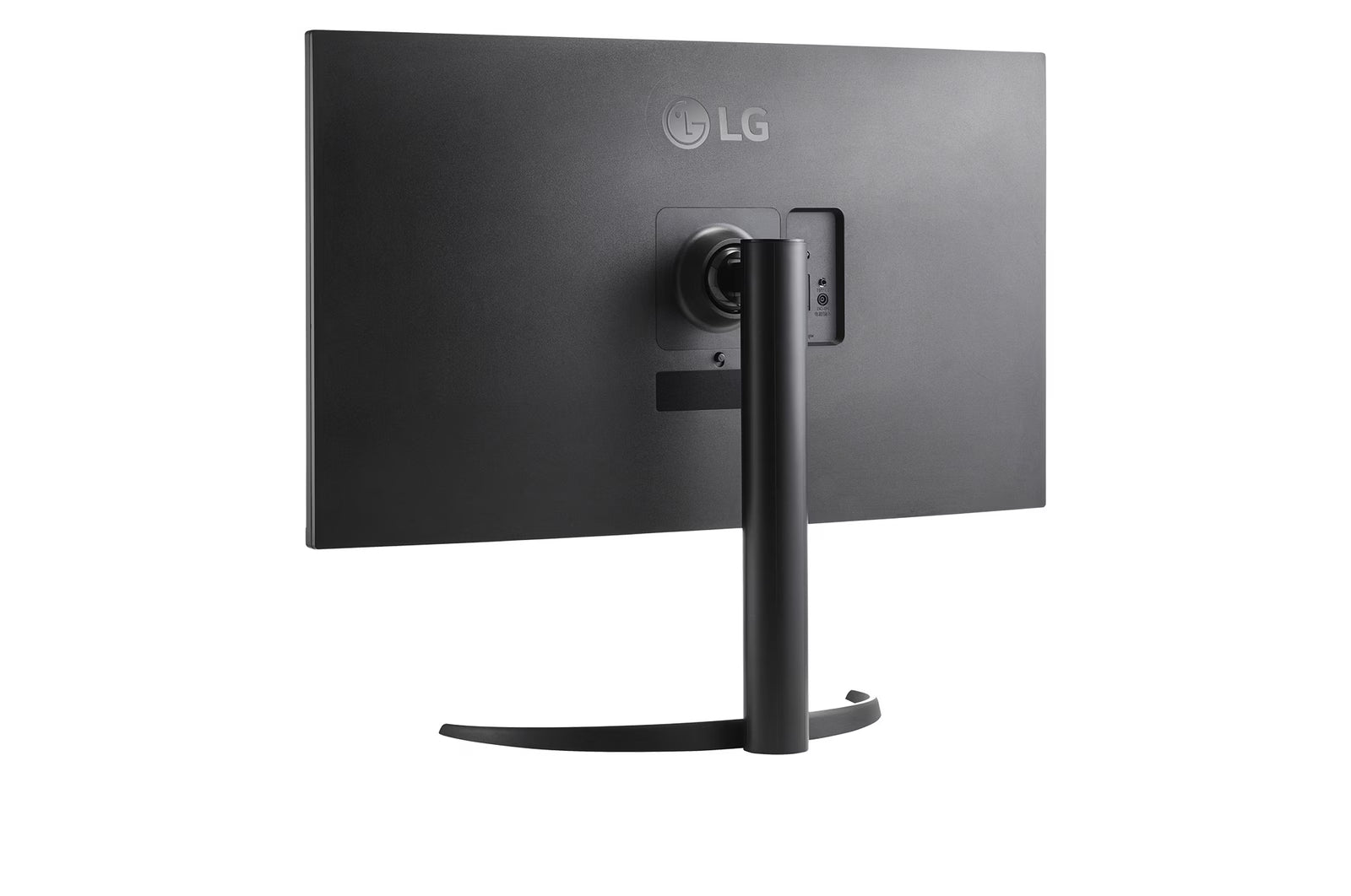 LG 32UR550K-W Monitor hátulnézetben enyhén balra fordítva, talpon.