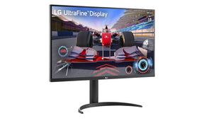 LG 32UR550K-W Monitor előlnézetben enyhén jobbra fordítva, talpon. A képernyőn forma 1 szimulátor és lg uhd logó.