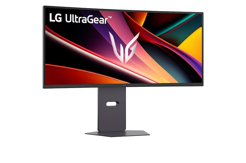 LG 34G600A-B Monitor előlnézetben talpon, enyhén jobbra fordítva. A kijelzőn zöldes narancsságás absztrakt ábra és lg ultragear logó.