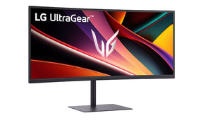 LG 34G630A-B Monitor előlnézetben talpon, enyén jobbra fordítva. A kijelzőn zöldes piros absztrakt ábra lés ultragear logó.