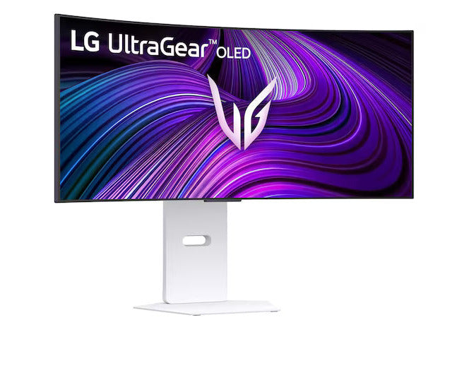 LG 34GX90SA-W monitor előlnézetben talpon, enyhén jobbra fordítva. A képernyőn lg ultragear oled logó és kékes lila absztrakt ábra.