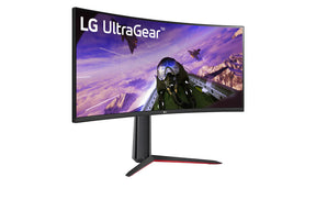 LG 34GP63AP-B UltraWide Monitor előlnézetben jobbra fordítva, talpon. A kijelzőn egy pilóta és vadászgépek repülnek, lg ultrawide logóval.