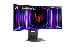 LG 34GS95QE Monitor előlnézetben talpon, enyhén jobbra fordítva. A kijelzőn lg ultragear logő és élénk lilás-kék absztrakt ábra.