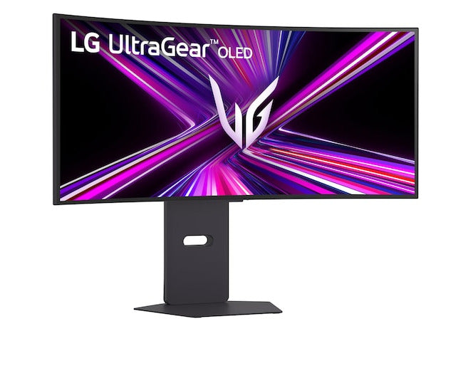 LG 34GX900A-B monitor előlnézetben talpon, enyhén jobbra fordítva. A képernyőn lg ultragear oled logó és rózsaszín lilás absztrakt ábra.