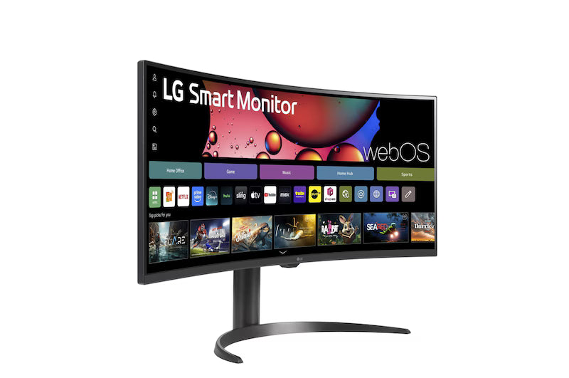 LG 34SR65QC-B Monitor előlnézetben talpon, jobbra fordítva. A kijelzőn webos smart kezdőképernyő apllikációk.
