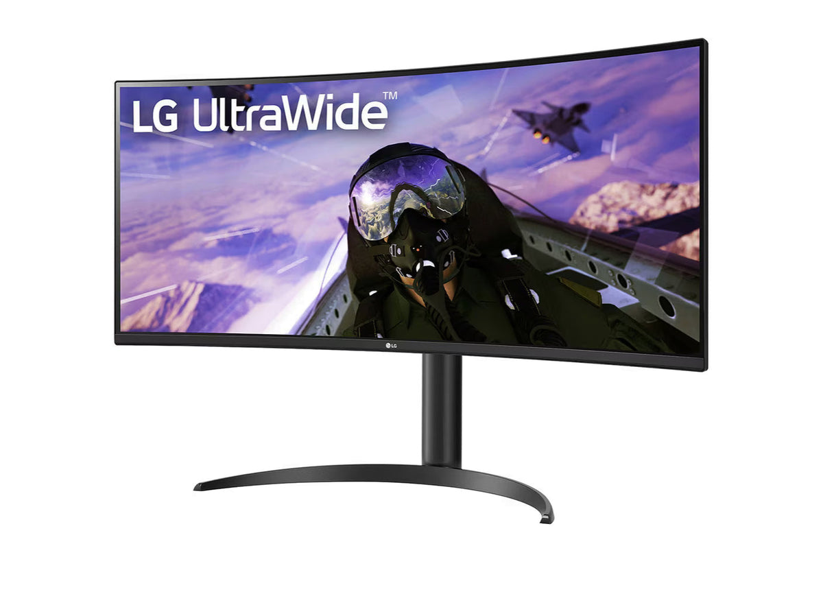 LG 34WP65C-B UltraWide Monitor előlnézetben enyhén balra fordítva, talpon. A kijelzőn egy pilóta és vadászgépek repülnek, lg utlrawide logóval.