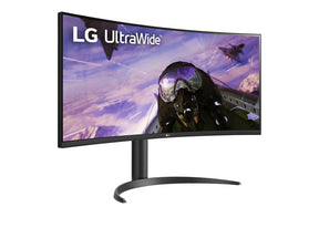 LG 34WP65C-B UltraWide Monitor előlnézetben jobbra fordítva, talpon. A kijelzőn egy pilóta és vadászgépek repülnek, lg utlrawide logóval.