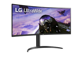 LG 34WP65C-B UltraWide Monitor előlnézetben enyhén jobbra fordítva, talpon. A kijelzőn egy pilóta és vadászgépek repülnek, lg utlrawide logóval.