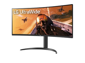 LG 34WP75C-B UltraWide Monitor előlnézetben enyhén balra fordítva, talpon. A kijelzőn egy pilóta és vadászgépek repülnek, lg utlrawide logóval.