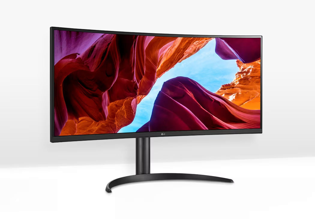 LG 34WQ75C-B monitor talpra szerelve, ips kijelzőjén sziklák és égbolt hdr minőségben.