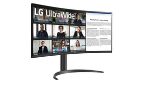 LG 34WR55QK-B Monitor előlnézetben talpon, jobbra fordítva.