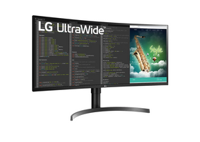 LG 35W75CN-B Monitor előlnézetben enyhén jobbra fordítva, talpon. A kijelzőn web coding és lg ultrawide logó.