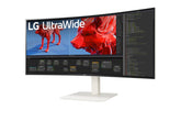 LG 38WR85QC-W Monitor előlnézetben talpon, enyhén balra fordítva. Videó vágás és coding munkamenet.