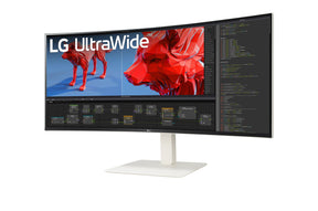 LG 38WR85QC-W Monitor előlnézetben talpon, enyhén balra fordítva. Videó vágás és coding munkamenet.