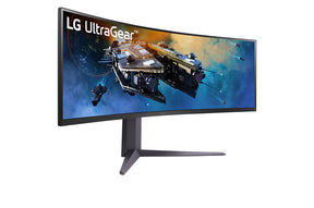 LG 45GR65DC Monitor előlnézetben jobbra fordítva, talpon. A kijelzőn űrhajók lépnek a légtérbe és ultragear logó.