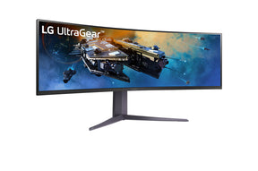 LG 45GR65DC Monitor előlnézetben enyhén jobbra fordítva, talpon. A kijelzőn űrhajók lépnek a légtérbe és ultragear logó.