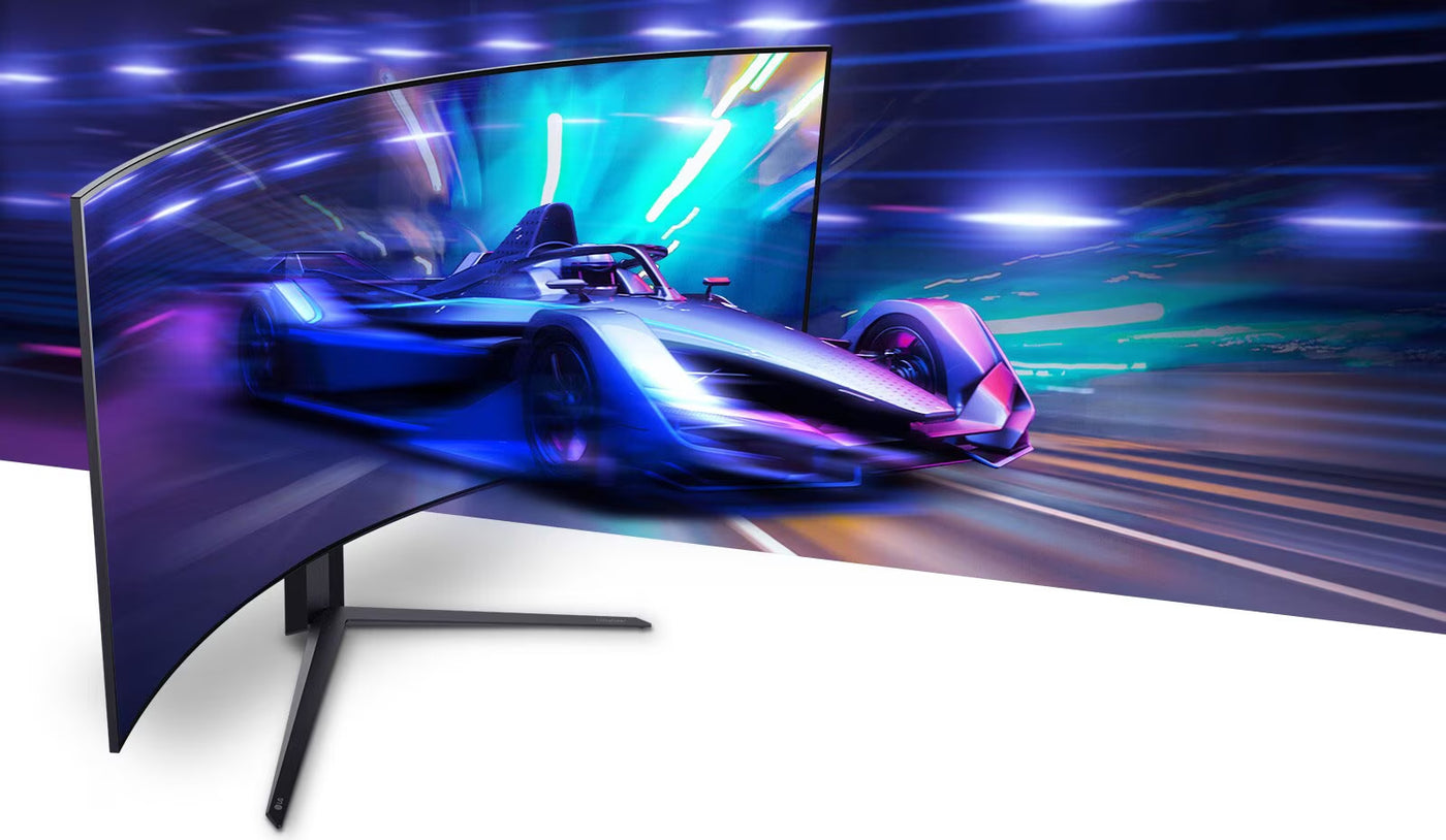 LG 45GR95QE-B Gaming monitor 240Hz képfrissítési sebessége szemléltetve a kijelzőből száguldó sportautóval.